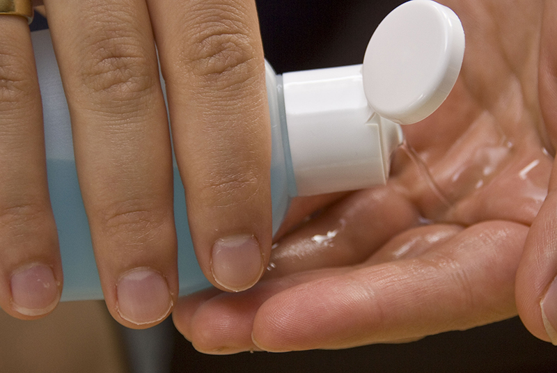Desinfektionsmittel gibt es in kleinen, handlichen Flaschen. Foto: pixelio.de/Andreas Morlok
