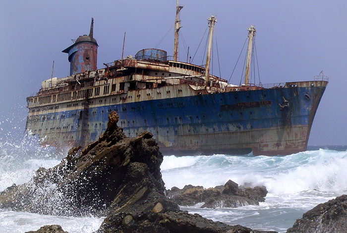 Wrack der SS America von der Landseite aus gesehen (2004). Foto: Wikimedia Commons/Wollex/CC BY-SA 3.0