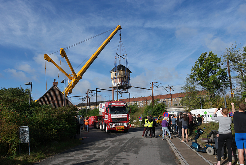 Ein Schwerlastkran hebt das Stellwerk auf den Tieflader. Foto: Paul Wenzel