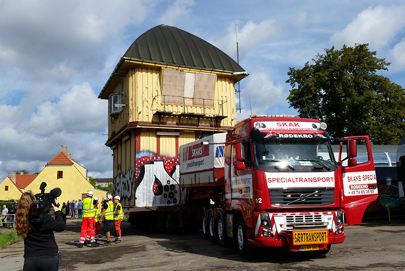 Tieflader mit dem Stellwerk setzt sich in Bewegung. Foto: Paul Wenzel