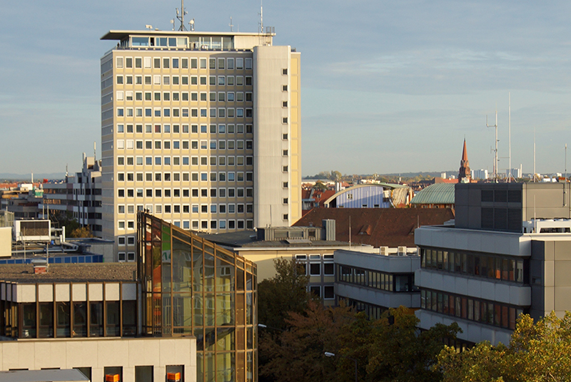 Das Hochhaus der Nürnberger Stadtwerke (ehemals EWAG, 2013) am Plärrer in Nürnberg