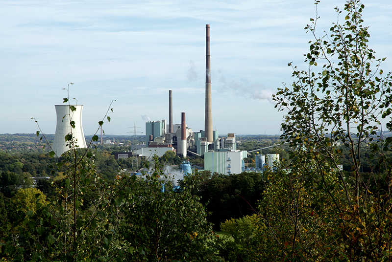 Blick von der Halde Minister Achenbach zum alten Kohlekraftwerk in Lünen