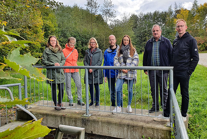 ﻿Teilnehmer*innen am Mundloch des Markus-Semmler-Stollens. Foto: Wismut GmbH