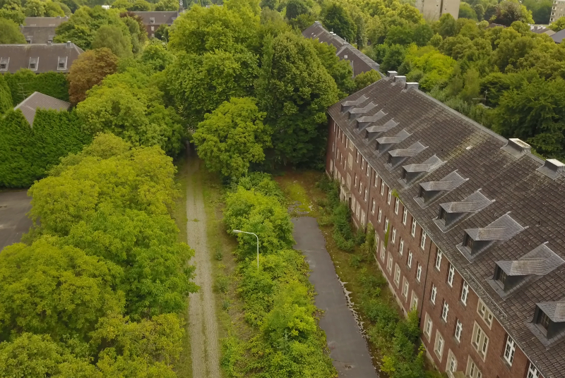 In der ehemaligen Militärkaserne sollen in Zukunft 2.200 Menschen wohnen und arbeiten. Foto: YouTube