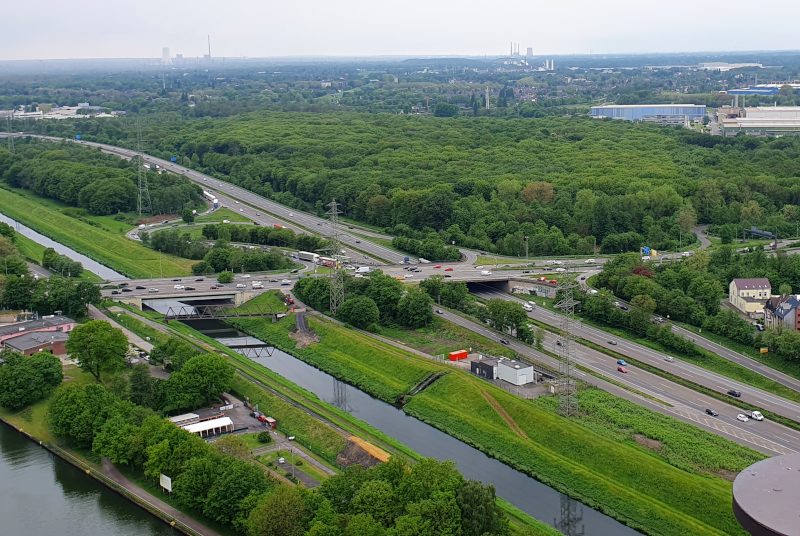 Die Emschergenossenschaft baut ein neues Pumpwerk direkt neben der alten Anlage – im Dreieck zwischen der B223, der A42 und der Emscher. Foto: Dirk Hellmich/EGLV