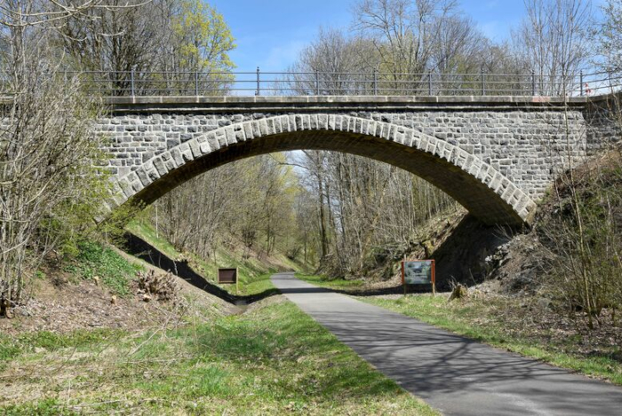 Brücke über die ehemalige Oberwaldbahn. Foto: Christine Krienke/Verein Historische Brücke Hartmannshain e. V.