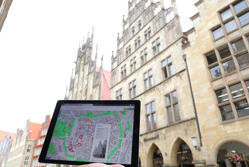 Ob auf dem Tablet, Handy oder dem PC: Die städtische Denkmalpflege bietet ab sofort eine digitale Übersicht über alle Denkmäler in Münster an. Foto: Stadt Münster